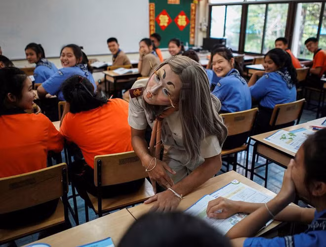 Thầy giáo đội tóc giả, make up.