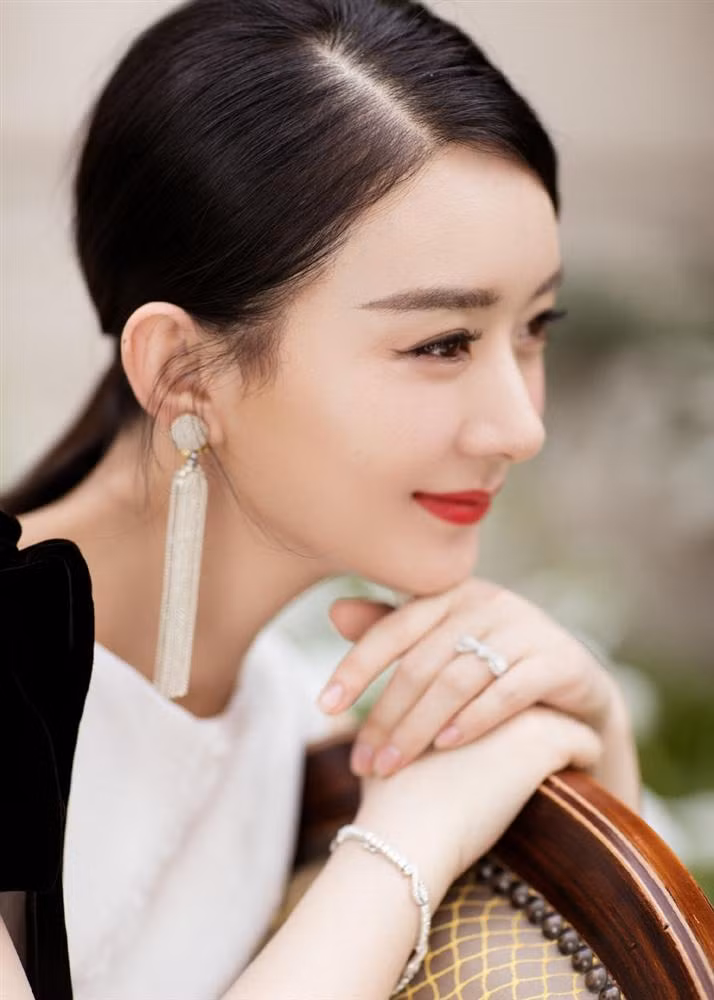 Triệu Lệ Dĩnh khoe vóc dáng thon thả, chính thức tái xuất showbiz sau thời gian ở cữ-2