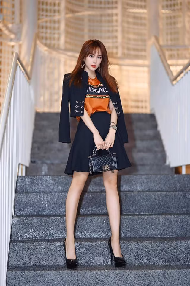 Nhan sắc ngày càng thăng hạng nhưng Minh Hằng bị fan soi photoshop kéo dài chân đến méo cả bậc thang-1