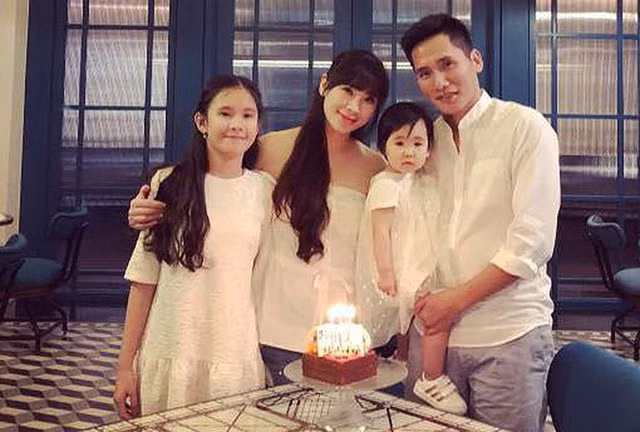 Quốc Khánh có 1 gia đình êm ấm với bà xã là đồng nghiệp tại VTV và 2 cô con gái xinh xắn.