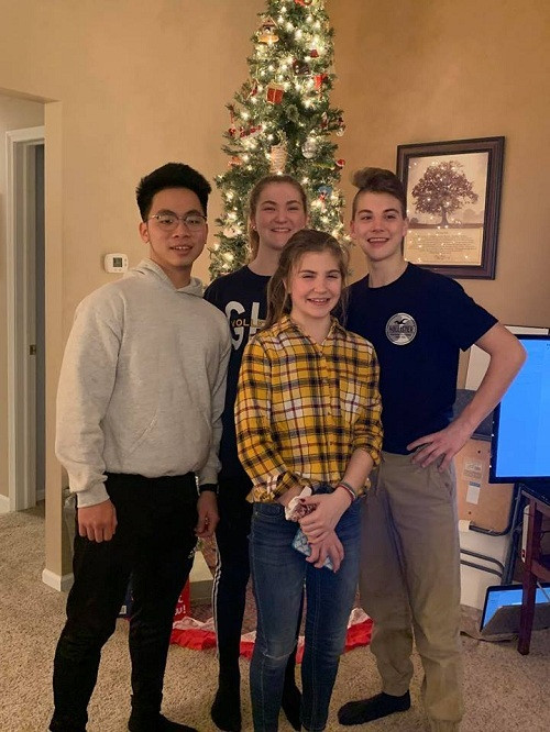 Học sinh Việt Nam và bạn bè quốc tế.