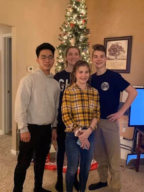 Học sinh Việt Nam và bạn bè quốc tế.