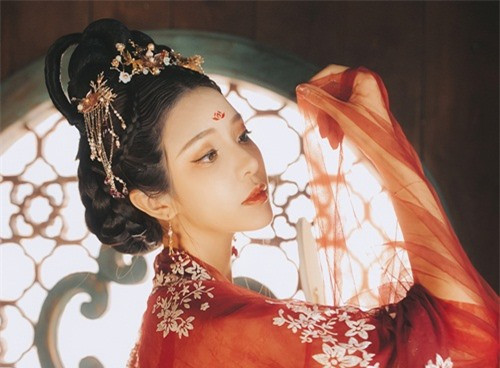 Kỳ quái mỹ nữ 6 lần gả chồng, U50 vẫn được hoàng đế kém 15 tuổi si mê hình ảnh 2 ky quai my nu 6 lan ga chong, u50 van duoc hoang de kem 15 tuoi si me hinh anh 2