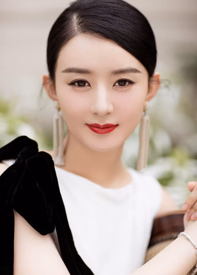 Triệu Lệ Dĩnh khoe vóc dáng thon thả, chính thức tái xuất showbiz sau thời gian ở cữ-6