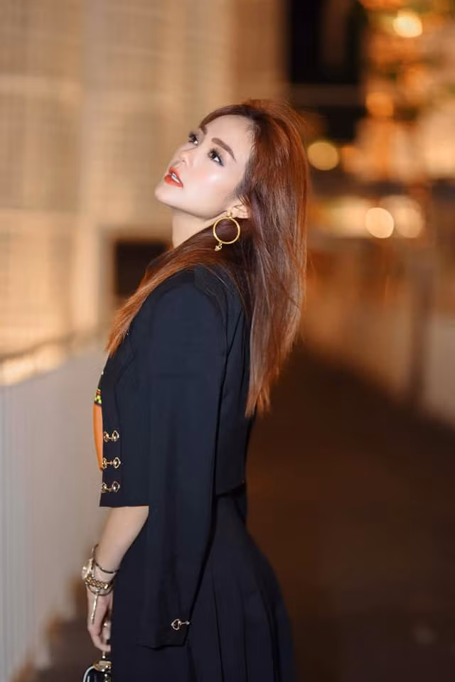 Nhan sắc ngày càng thăng hạng nhưng Minh Hằng bị fan soi photoshop kéo dài chân đến méo cả bậc thang-5