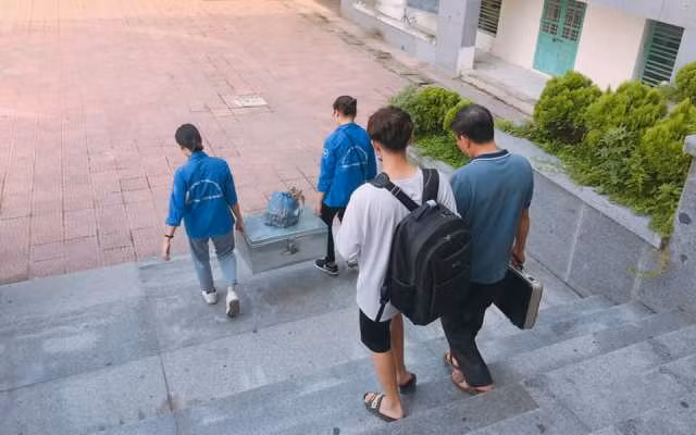 Tình nguyện viên của trường ĐH Sự phạm Hà Nội 2 hỗ trợ bê đồ đạc và tìm nhà trọ giá rẻ cho tân sinh viên.