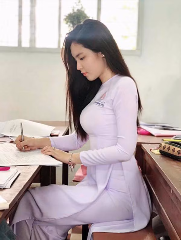 Danh tính nữ sinh Đồng Tháp nổi đình đám trên MXH trong, ngoài nước với loạt ảnh cực gợi cảm khi diện áo dài-2