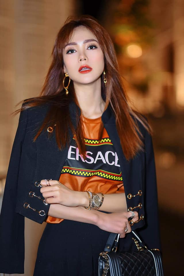 Minh Hằng bị fan soi photoshop kéo dài chân đến méo cả bậc thang ảnh 6 Nhan sắc ngày càng thăng hạng nhưng Minh Hằng bị fan soi photoshop kéo dài chân đến méo cả bậc thang-6