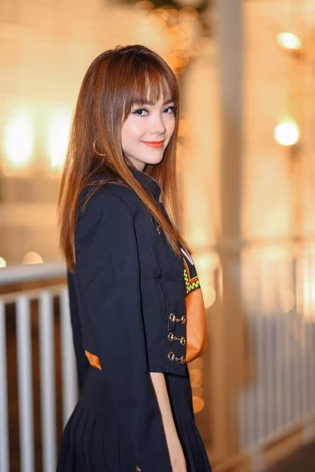 Nhan sắc ngày càng thăng hạng nhưng Minh Hằng bị fan soi photoshop kéo dài chân đến méo cả bậc thang-7