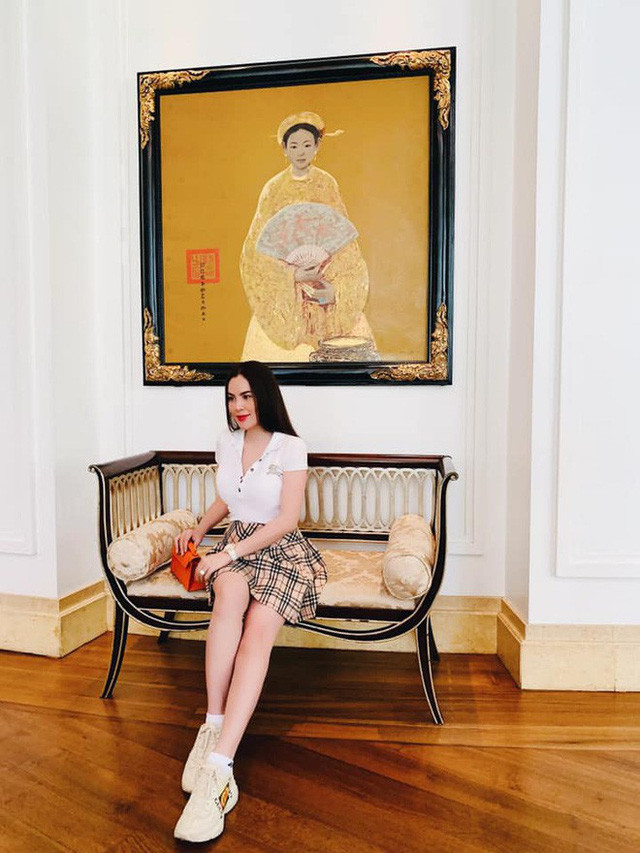 Cuộc sống trong biệt thự sang chảnh của Hoa hậu quỳ gối rửa chân cho chồng, nhìn một góc phòng khách cũng đủ lác mắt - Ảnh 5. Cuộc sống trong biệt thự sang chảnh của Hoa hậu quỳ gối rửa chân cho chồng, nhìn một góc phòng khách cũng đủ lác mắt - Ảnh 5.