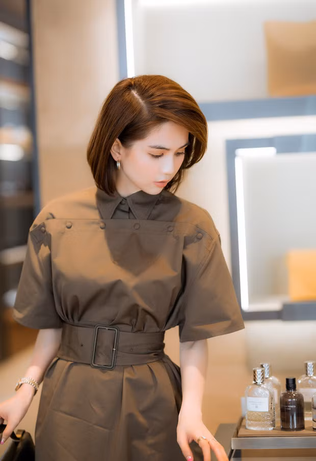 Không hở bạo, Ngọc Trinh vẫn xuất hiện xinh đẹp đến ngỡ ngàng ảnh 5 Mỹ nhân chọn những chiếc váy kín đáo nhưng không kém phần sang trọng.