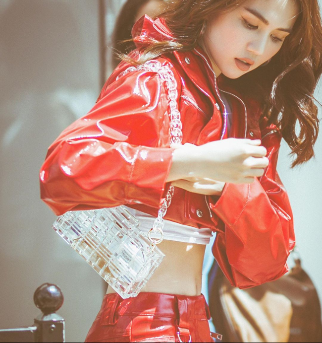 Không hở bạo, Ngọc Trinh vẫn xuất hiện xinh đẹp đến ngỡ ngàng ảnh 11 Sau những ồn ào này, Ngọc Trinh đăng tải bức ảnh trên trang cá nhân diện đồ kín như bưng.