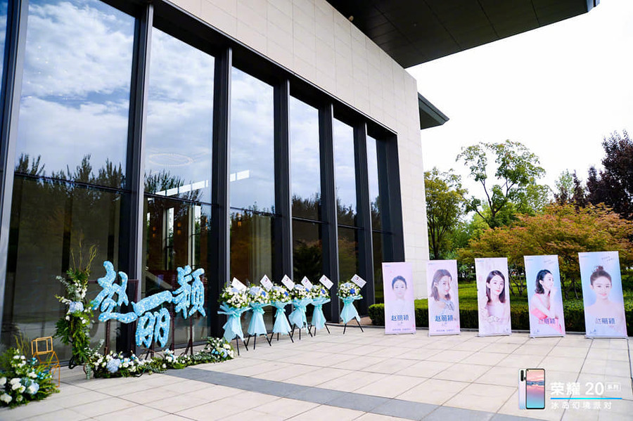 Triệu Lệ Dĩnh khoe vóc dáng thon thả, xinh đẹp... chính thức tái xuất showbiz sau sinh con ảnh 8 Triệu Lệ Dĩnh khoe vóc dáng thon thả, chính thức tái xuất showbiz sau thời gian ở cữ-8