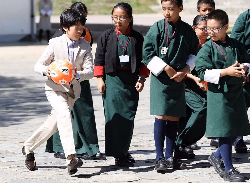 Hoàng tử nhỏ Nhật Bản gây sốt cộng đồng mạng với hình ảnh quá đáng yêu ở Bhutan ảnh 8
