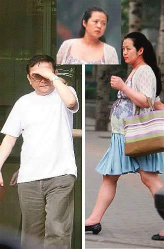 Từng cuống quýt khi có con ở tuổi 60, ít ai ngờ “Hòa Thân” Vương Cương chăm con tận tụy thế này ảnh 6 Từng cuống quýt khi có con ở tuổi 60, ít ai ngờ “Hòa Thân” Vương Cương chăm con tận tụy thế này ảnh 6