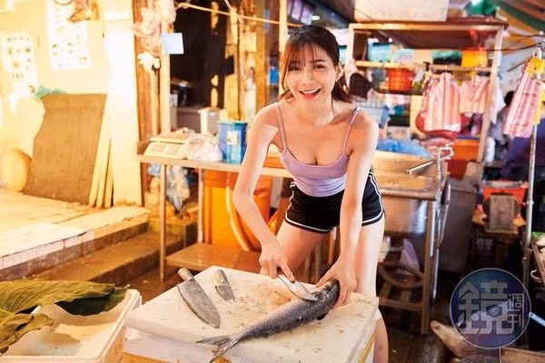 Hot girl bán cá nổi tiếng Đài Loan vì xinh đẹp và thần thái rạng rỡ sáng bừng chợ cá ảnh 4
