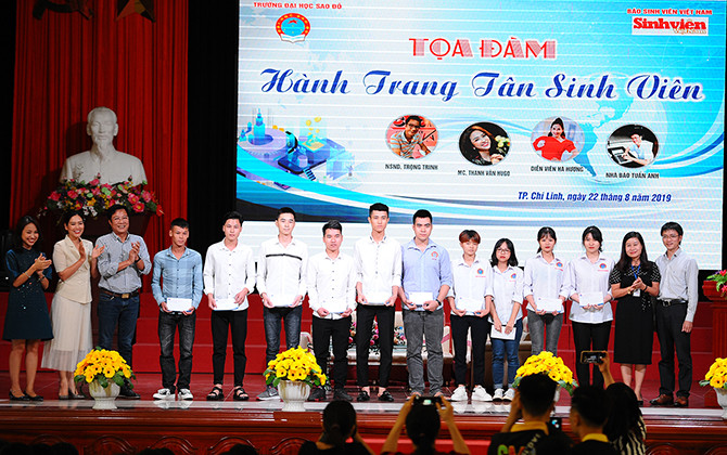 Tân sinh viên giao lưu với các nghệ sĩ nổi tiếng ảnh 2 Nhiều nghệ sĩ nổi tiếng giao lưu với tân sinh viên Hải Dương