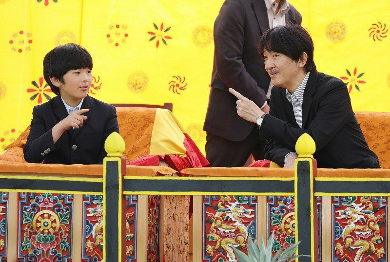 Hoàng tử nhỏ Nhật Bản gây sốt cộng đồng mạng với hình ảnh quá đáng yêu ở Bhutan ảnh 2 Hoàng tử nhỏ Nhật Bản gây sốt cộng đồng mạng với hình ảnh quá đáng yêu ở Bhutan ảnh 2