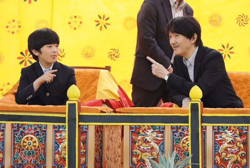 Hoàng tử nhỏ Nhật Bản gây sốt cộng đồng mạng với hình ảnh quá đáng yêu ở Bhutan ảnh 2