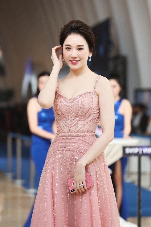 Hari Won bị ‘ném đá’ vì đọc tên Châu Bùi thành từ nhạy cảm Hari Won bị ‘ném đá’ vì đọc tên Châu Bùi thành từ nhạy cảm