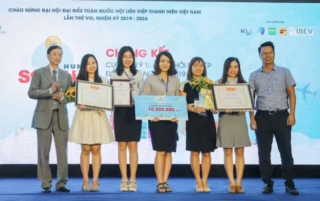 Các đội đạt giải nhận quà từ BTC.