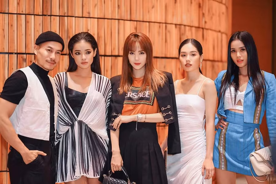 Nhan sắc ngày càng thăng hạng nhưng Minh Hằng bị fan soi photoshop kéo dài chân đến méo cả bậc thang-8