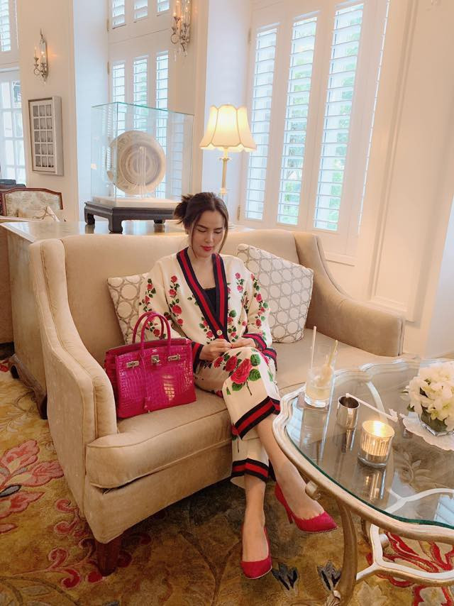 Cuộc sống trong biệt thự sang chảnh của Hoa hậu quỳ gối rửa chân cho chồng, nhìn một góc phòng khách cũng đủ lác mắt - Ảnh 6. Cuộc sống trong biệt thự sang chảnh của Hoa hậu quỳ gối rửa chân cho chồng, nhìn một góc phòng khách cũng đủ lác mắt - Ảnh 6.