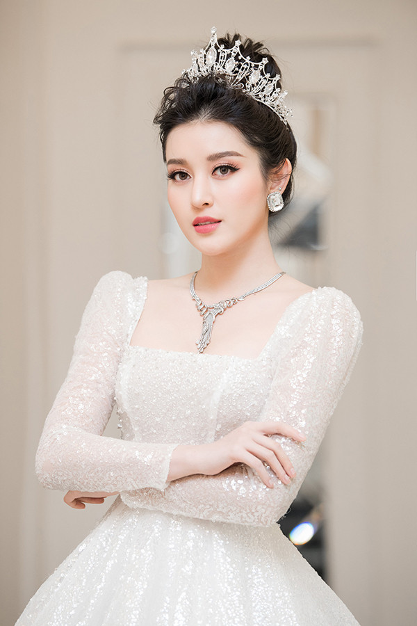 Huyền My trong trang phục áo cưới tối 23/8. Huyền My trong trang phục áo cưới tối 23/8.