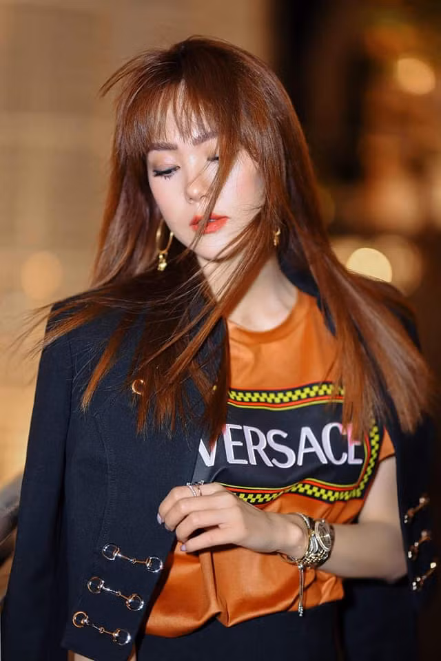 Nhan sắc ngày càng thăng hạng nhưng Minh Hằng bị fan soi photoshop kéo dài chân đến méo cả bậc thang-4