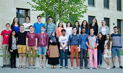 Phương Nghi (thứ 4 từ phải sang, hàng trên) chụp cùng bạn bè quốc tế trong đợt thực tập tại Áo. Ảnh: Nhân vật cung cấp