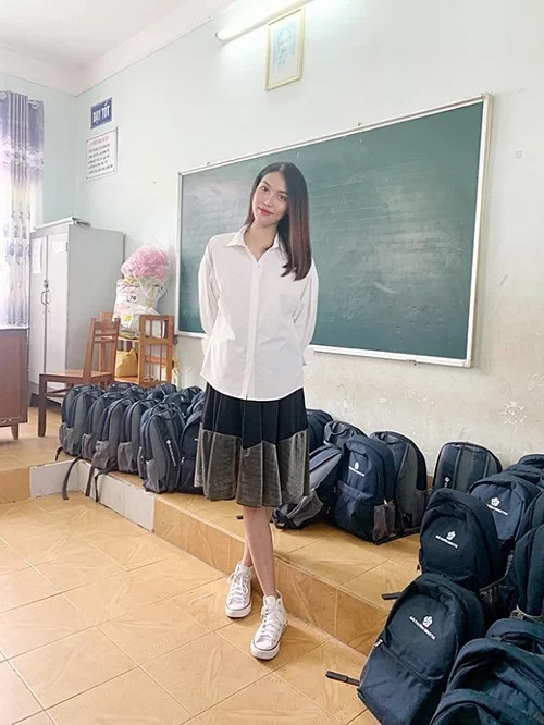 Lan Khuê đăng ảnh, đáp lại tin đồn photoshop bụng bầu để "sống ảo" ảnh 1 Lan Khuê bế bụng bầu đi làm từ thiện.