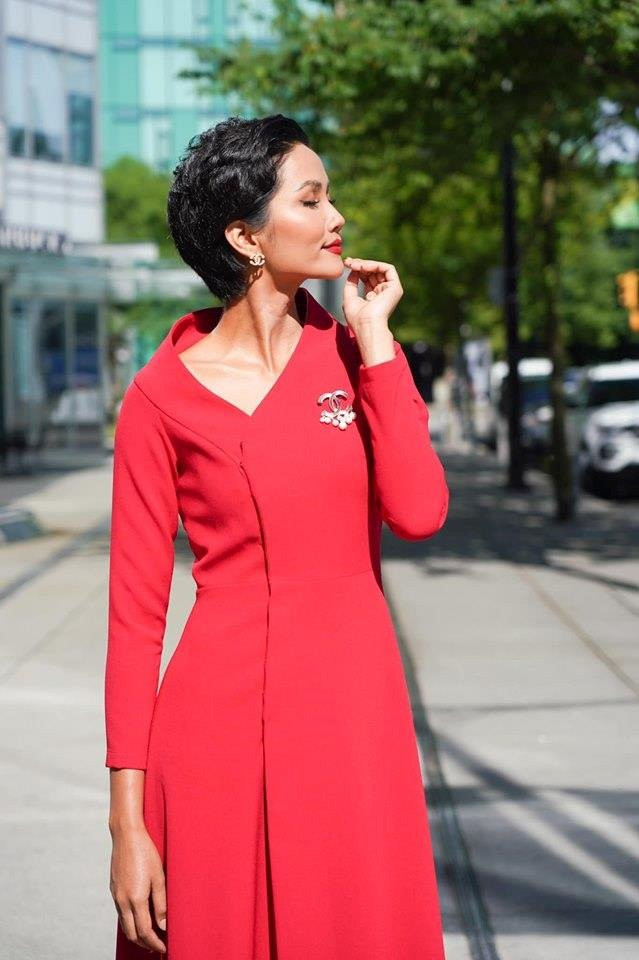 Xóa “mác” Hoa hậu nghèo nhất Việt Nam, Mỹ Linh và H"Hen Niê ngày càng chăm diện hàng hiệu ảnh 8 "thoat mac" hoa hau ngheo nhat viet nam, my linh va h'hen nie ngay cang cham dien hang hieu - 10