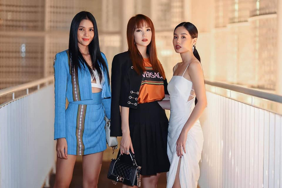 Minh Hằng bị fan soi photoshop kéo dài chân đến méo cả bậc thang ảnh 9 Nhan sắc ngày càng thăng hạng nhưng Minh Hằng bị fan soi photoshop kéo dài chân đến méo cả bậc thang-9