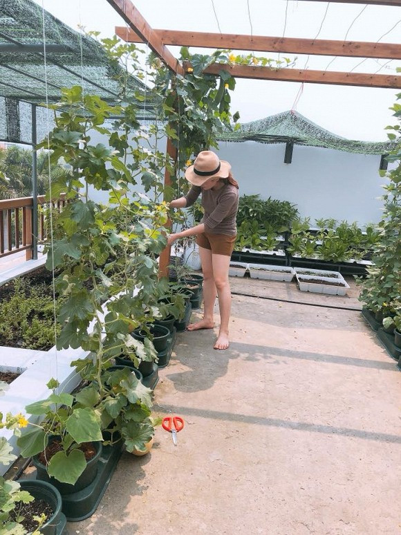 Cuộc sống trong biệt thự sang chảnh của Hoa hậu quỳ gối rửa chân cho chồng, nhìn một góc phòng khách cũng đủ lác mắt - Ảnh 11. Cuộc sống trong biệt thự sang chảnh của Hoa hậu quỳ gối rửa chân cho chồng, nhìn một góc phòng khách cũng đủ lác mắt - Ảnh 11.