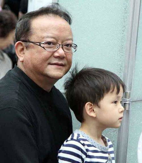 Từng cuống quýt khi có con ở tuổi 60, ít ai ngờ “Hòa Thân” Vương Cương chăm con tận tụy thế này ảnh 12 Từng cuống quýt khi có con ở tuổi 60, ít ai ngờ “Hòa Thân” Vương Cương chăm con tận tụy thế này ảnh 12