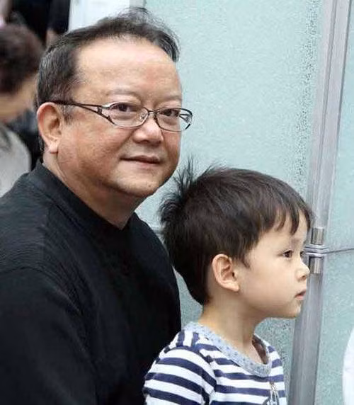 Từng cuống quýt khi có con ở tuổi 60, ít ai ngờ “Hòa Thân” Vương Cương chăm con tận tụy thế này ảnh 12 Từng cuống quýt khi có con ở tuổi 60, ít ai ngờ “Hòa Thân” Vương Cương chăm con tận tụy thế này ảnh 12