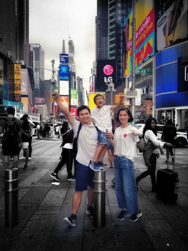 Gia đình Khoa chụp hình ở Time Square, New York.