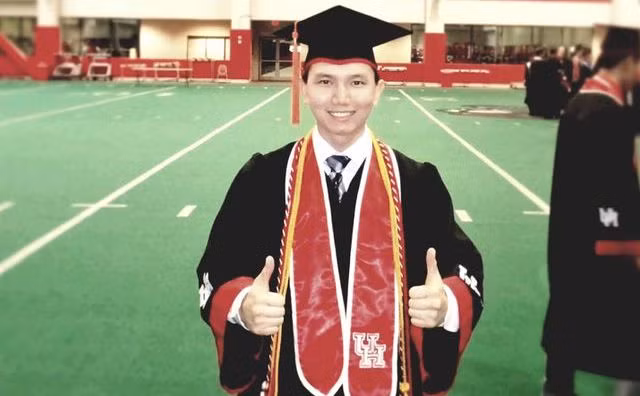 Trần Đăng Khoa tốt nghiệp cử nhân loại giỏi ngành Kỹ sư Dầu khí và thạc sĩ loại ưu ngành Kỹ sư Cơ khí tại trường University of Houston, Mỹ.