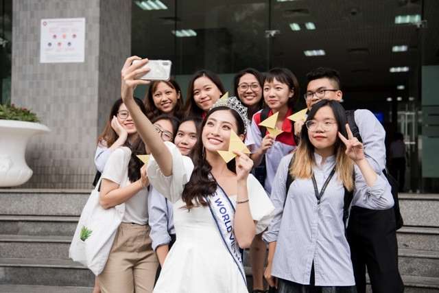 Khoảnh khắc nhí nhố, hồn nhiên của Hoa hậu Lương Thùy Linh cùng bạn bè. Khoảnh khắc nhí nhố, hồn nhiên của Hoa hậu Lương Thùy Linh cùng bạn bè.