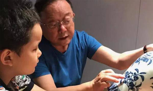 Từng cuống quýt khi có con ở tuổi 60, ít ai ngờ “Hòa Thân” Vương Cương chăm con tận tụy thế này ảnh 11 Từng cuống quýt khi có con ở tuổi 60, ít ai ngờ “Hòa Thân” Vương Cương chăm con tận tụy thế này ảnh 11