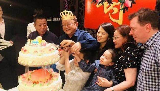 Từng cuống quýt khi có con ở tuổi 60, ít ai ngờ “Hòa Thân” Vương Cương chăm con tận tụy thế này ảnh 7 Từng cuống quýt khi có con ở tuổi 60, ít ai ngờ “Hòa Thân” Vương Cương chăm con tận tụy thế này ảnh 7