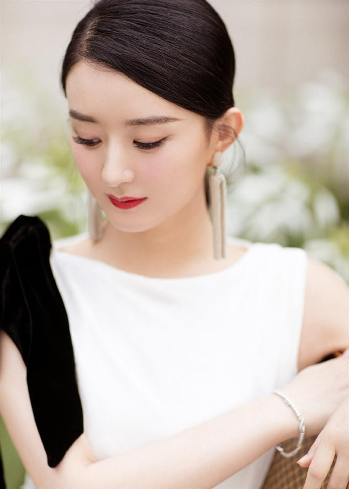 Triệu Lệ Dĩnh khoe vóc dáng thon thả, xinh đẹp... chính thức tái xuất showbiz sau sinh con ảnh 1 Triệu Lệ Dĩnh khoe vóc dáng thon thả, chính thức tái xuất showbiz sau thời gian ở cữ-1