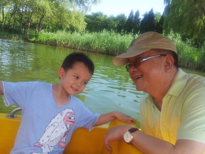 Từng cuống quýt khi có con ở tuổi 60, ít ai ngờ “Hòa Thân” Vương Cương chăm con tận tụy thế này ảnh 8 Từng cuống quýt khi có con ở tuổi 60, ít ai ngờ “Hòa Thân” Vương Cương chăm con tận tụy thế này ảnh 8