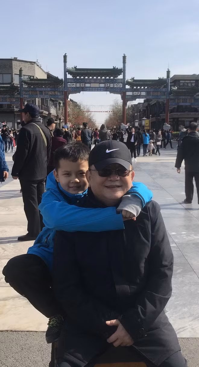 Từng cuống quýt khi có con ở tuổi 60, ít ai ngờ “Hòa Thân” Vương Cương chăm con tận tụy thế này ảnh 10 Từng cuống quýt khi có con ở tuổi 60, ít ai ngờ “Hòa Thân” Vương Cương chăm con tận tụy thế này ảnh 10