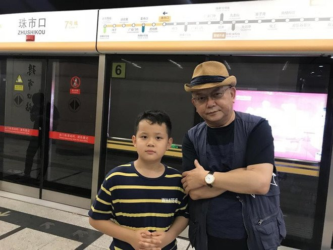 Từng cuống quýt khi có con ở tuổi 60, ít ai ngờ “Hòa Thân” Vương Cương chăm con tận tụy thế này ảnh 9 Từng cuống quýt khi có con ở tuổi 60, ít ai ngờ “Hòa Thân” Vương Cương chăm con tận tụy thế này ảnh 9