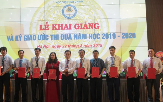 Tại lễ khai giảng, Học viện Tài chính đã ký giao ước thi đua. Ảnh: Ngọc Trang.