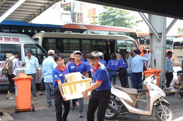 Khuân vác đồ giúp các tân sinh viên nhập học. Khuân vác đồ giúp các tân sinh viên nhập học.