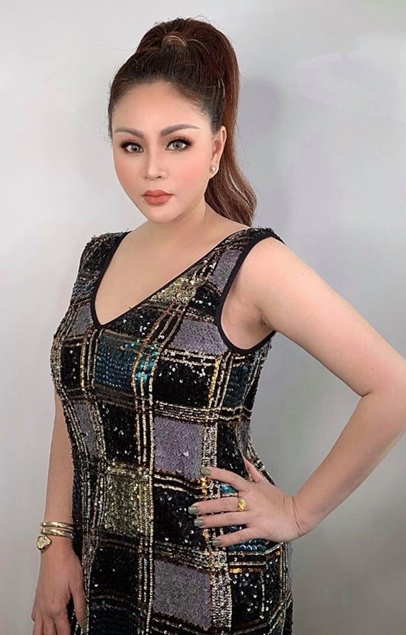 Sau 20 lần phẫu thuật thẩm mỹ, gương mặt diễn viên Lê Giang biến đổi ra sao? ảnh 6 Tuy nhiên, việc liên tục lạm dụng thẩm mỹ khiến vẻ ngoài của Lê Giang ngày càng cứng đơ, khác lạ so với trước đây. Thậm chí, con trai đầu lòngDuy Phước từng nói Lê Giang: Một ngày nào đó, lỡ con không nhận ra mẹ thì mẹ cũng đừng giận con nhé.