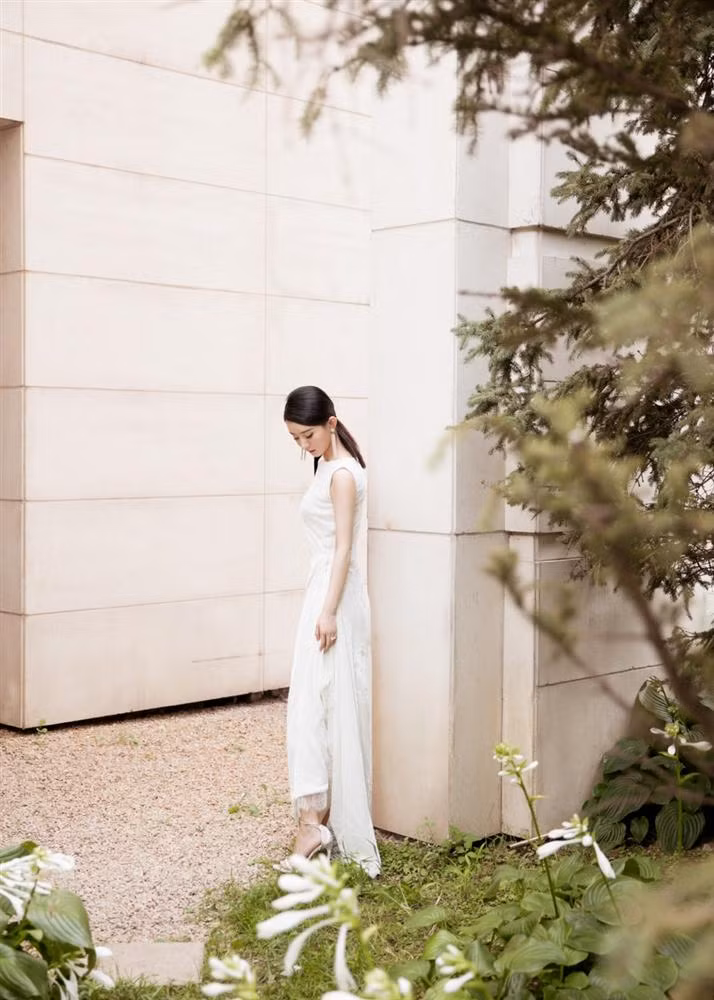 Triệu Lệ Dĩnh khoe vóc dáng thon thả, chính thức tái xuất showbiz sau thời gian ở cữ-3