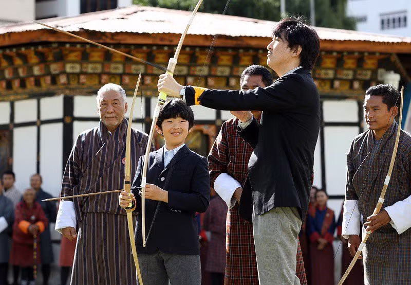 Hoàng tử nhỏ Nhật Bản gây sốt cộng đồng mạng với hình ảnh quá đáng yêu ở Bhutan ảnh 3